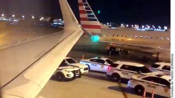 asajeros compartieron imágenes de patrullas afuera del avión en Miami.