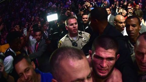 Khabib Nurmagomedov fue contenido por la policía de Las Vegas en la función UFC 229. (Foto: Harry How/Getty Images)