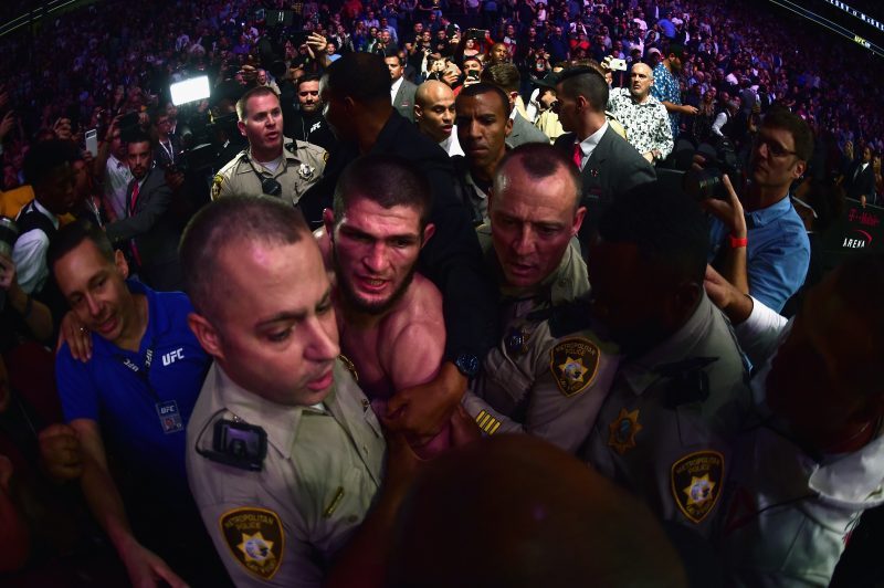 Khabib Nurmagomedov fue contenido por la policía de Las Vegas en la función UFC 229. (Foto: Harry How/Getty Images)