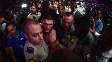 Khabib Nurmagomedov fue contenido por la policía de Las Vegas en la función UFC 229. (Foto: Harry How/Getty Images)