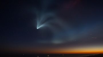 El cohete SpaceX Falcon 9 se curva alrededor de la Tierra, el 7 de octubre de 2018.