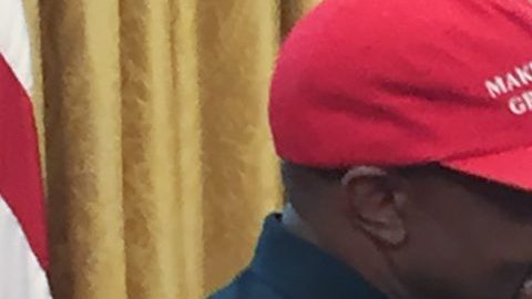 Kanye West durante un encuentro con Donald Trump.