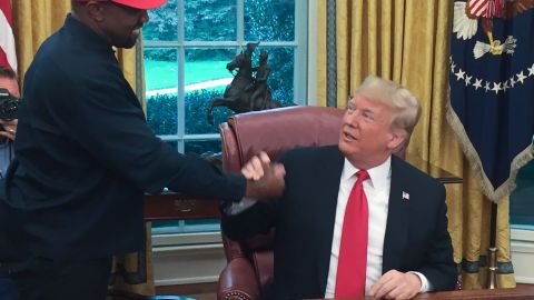 Kanye West durante un encuentro con Donald Trump.