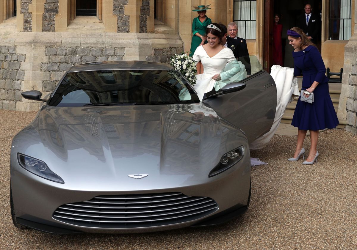 La Princesa Euginie de York se sube al Aston Martin DB10 que manejó Daniel Craig en Spectre 