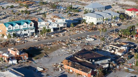 Escombros de casa y negocios en Mexico Beach, Florida.