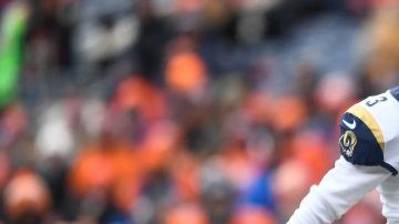 El pateador brasileño Cairo Santos le dio el triunfo a Los Angeles Rams frente a Denver. (Foto: Dustin Bradford/Getty Images)