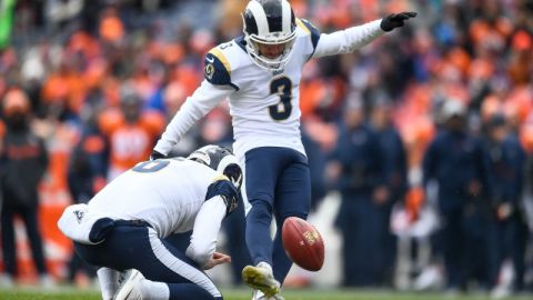 El pateador brasileño Cairo Santos le dio el triunfo a Los Angeles Rams frente a Denver. (Foto: Dustin Bradford/Getty Images)