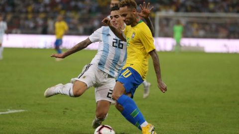 El brasileño Neymar no pudo contra el argentino Renzo Saravia. (Foto: AFP/Getty Images)