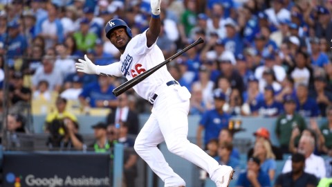 Yasiel Puig reacciona tras batear un hit productor para los Dodgers.