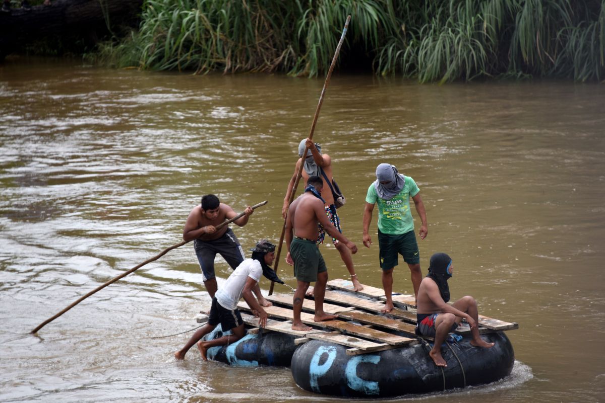 Inmigrantes de Honduras cruzan el río Suchiate en la frontera con México.