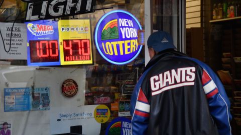 Una tienda en NY muestra los premios de la lotería, el 19 de octubre de 2018.