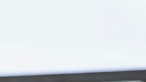 Un policía mexicano protege a un inmigrante y a su hijo durante un enfrentamiento.