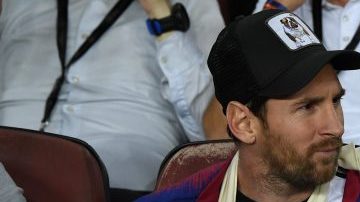 Lionel Messi y su hijo Thiago apoyaron al Barcelona en su partido frente al Inter. (Foto: David Ramos/Getty Images)