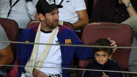 Lionel Messi y su hijo Thiago apoyaron al Barcelona en su partido frente al Inter. (Foto: David Ramos/Getty Images)