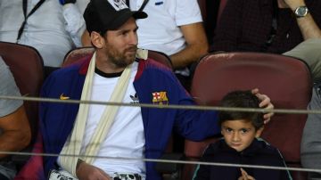 Lionel Messi y su hijo Thiago apoyaron al Barcelona en su partido frente al Inter. (Foto: David Ramos/Getty Images)