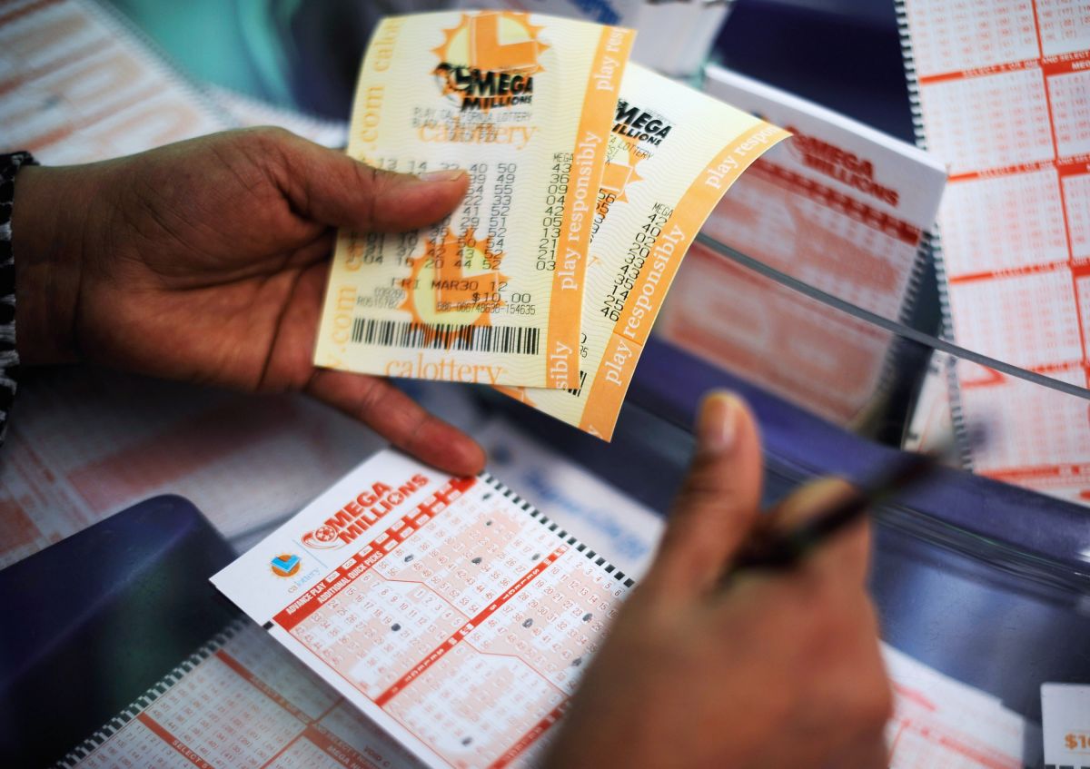 Una mujer de San Diego reclama el premio de la lotería Mega Millions de… $522 millones