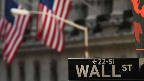 El Dow Jones cerró con 24,442 puntos el lunes, lejos del récord alcanzado el 3 de octubre cuando llegó a los 26,828 puntos./Getty Images