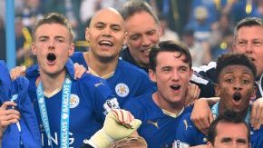 El dueño del Leicester Vichai Srivaddhanaprabha festejó con su equipo el campeonato de la Premier League en 2016.  (Foto: Shaun Botterill/Getty Images)