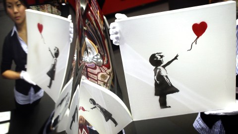 "La Niña con el Balón" de Banksy estuvo en una exhibición en Londres en 2007.