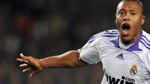 El brasileño Julio Cesar Baptista celebra un gol contra el Barcelona en 2007. (Foto: JAVIER SORIANO/AFP/Getty Images)