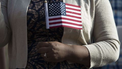 Los oficiales migratorios no deberían discriminar por el origen de las personas.