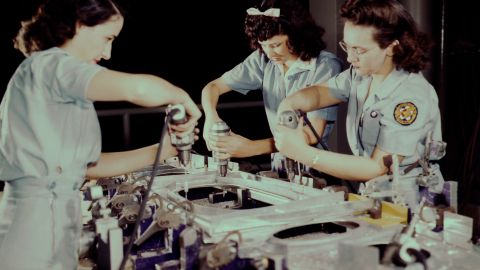 Solo ¼ de todos los empleos automotrices son ocupados por mujeres.