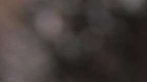 Esta fotografía de archivo muestra a una familia migrante conversando con un agente estadounidense.