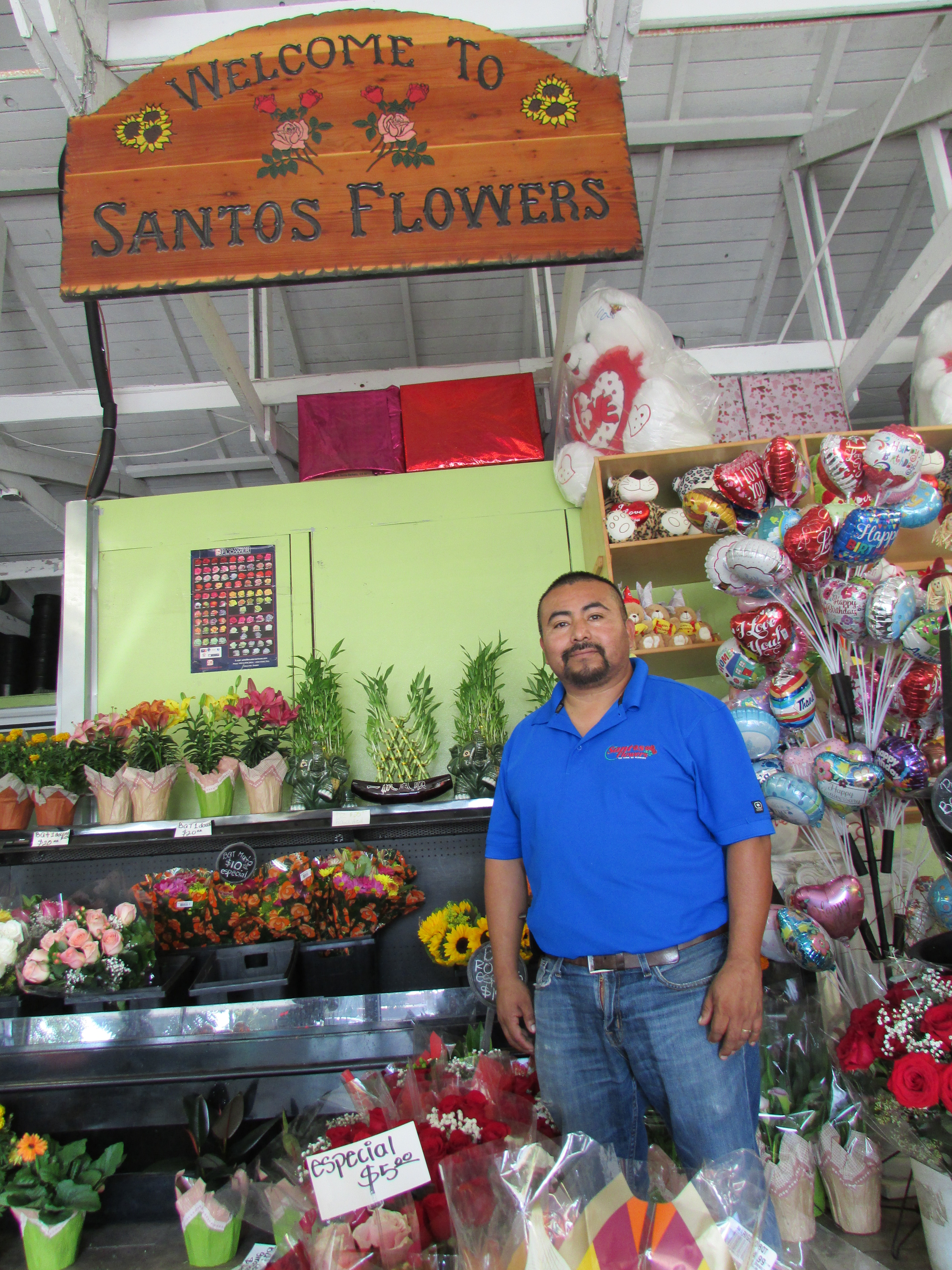 Gualterio Santos, un exitoso comerciante de Santa Ana pide una oportunidad al gobierno de Trump para arreglar su estatus migratorio y permanecer al lado de su familia. (Araceli Martínez/La Opinión).