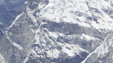 La basura dejada por montañistas durante décadas se ha convertido en un problema impostergable para el gobierno de Nepal.