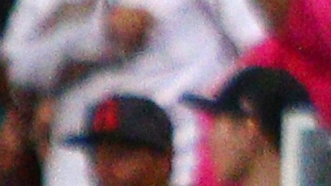 El árbitro central Adonai Escobedo se apoya del VAR en una de las jugadas del Atlas vs. Veracruz