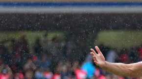 Carlos González festeja sus goles con Pumas ante los Tigres de Ferretti. (Foto: Imago7)