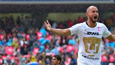 Carlos González festeja sus goles con Pumas ante los Tigres de Ferretti. (Foto: Imago7)