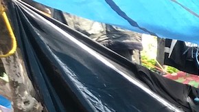 Karla Montes (tercera de derecha a izquierda) con un grupo de amigos y su cuñada mexicanos dando comida a migrantes durante el paso de la Caravana en Arriaga a finales de octubre pasado