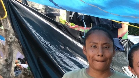Karla Montes (tercera de derecha a izquierda) con un grupo de amigos y su cuñada mexicanos dando comida a migrantes durante el paso de la Caravana en Arriaga a finales de octubre pasado