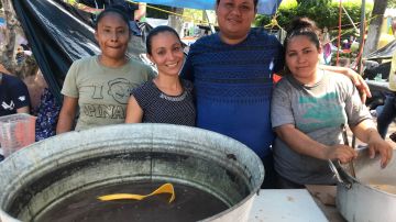 Karla Montes (tercera de derecha a izquierda) con un grupo de amigos y su cuñada mexicanos dando comida a migrantes durante el paso de la Caravana en Arriaga a finales de octubre pasado