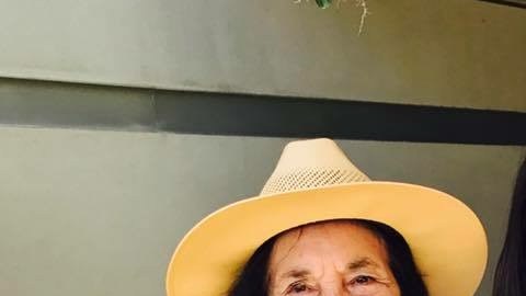 Giselle Gasca, junto a la organizadora Dolores Huerta, se encarga de promover el voto en su comunidad de Fresno. (Suministrada)