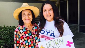 Giselle Gasca, junto a la organizadora Dolores Huerta, se encarga de promover el voto en su comunidad de Fresno. (Suministrada)