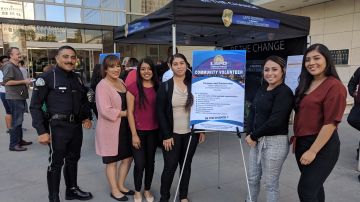 Un grupo de jóvenes llegó al departamento de policía del centro de Los Ángeles para sumarse a la lista de voluntarios del LAPD. (Jacqueline García)
