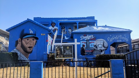 La Dodgers House #2 fue una colaboración de artistas locales de Los Ángeles; Chee, Fritz, Duem, Flek, Elias, Gee, Atlas, Deity, Play Nice y liderado por Héctor "Tetris" Arias. (Jacqueline García)