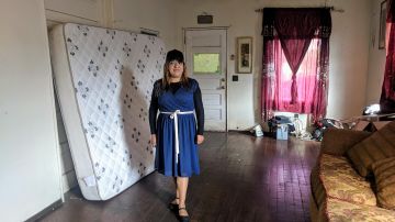 Reyna Mendoza fue desalojada del hogar donde vivió por más de 26 años en la ciudad de Santa Ana. (Jacqueline García)