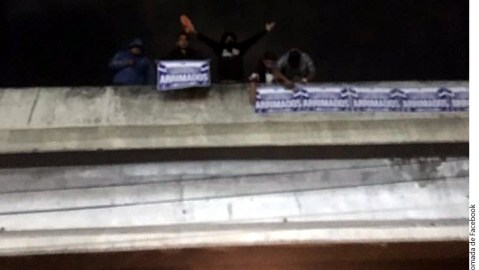 Los integrantes de la barra del América se hicieron notar en los alrededores del estadio Azteca