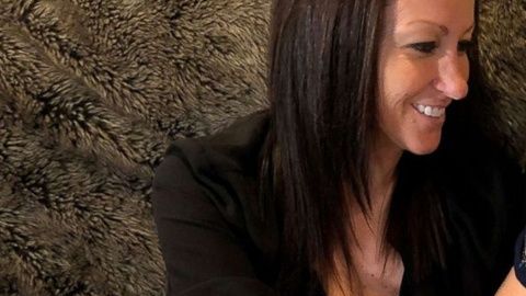 Una pareja de lesbianas hace historia compartiendo la gestación de su bebé.