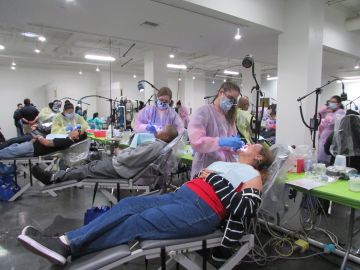 Doctores, enfermeras, dentistas, optometristas y otros profesionales de salud ofrecieron sus servicios de manera voluntaria en la mega clínica Care Harbor L.A. (Araceli Martínez/La Opinión).