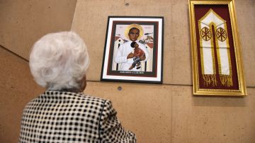 La salvadoreña Isabel Cárdenas, de 82 años, reza ante una imagen del beato Óscar Romero../ foto: EFE