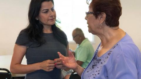 La Congresista Nanette Díaz Barragán (izq.) con una activista.