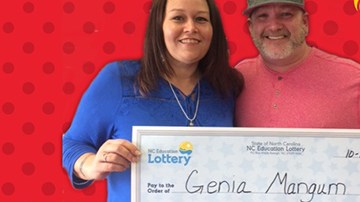 Genia Mangum con su regalo de bodas de la lotería Powerball.