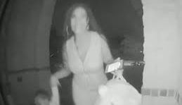 Imágenes de cámara de seguridad muestran a niño siendo abandonado.