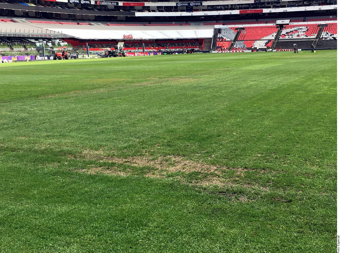 La cancha del estadio Azteca de nueva cuenta se encuentra en pésimas condiciones