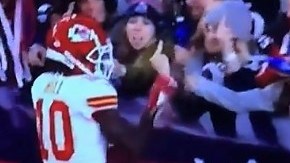 Tyrek Hill vivió en carne propia la intolerancia de los fans de Patriots.