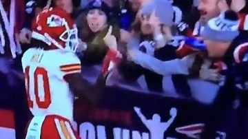 Tyrek Hill vivió en carne propia la intolerancia de los fans de Patriots.